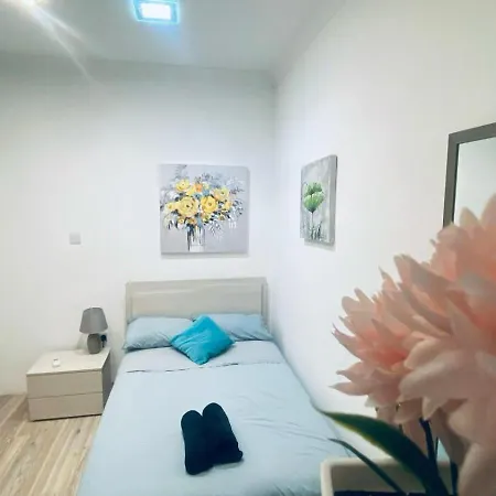 Cozy With 2 Bedroom In A Location Lägenhet St. Julian's