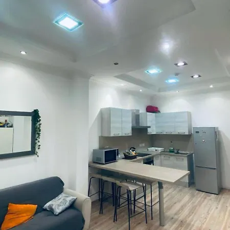 Cozy With 2 Bedroom In A Location Apartment